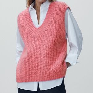 HOST PICK 💫 Massimo Dutti - V-neck sweater vest